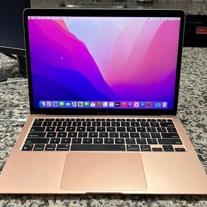 MacBook Air 13 inch M1 in gold